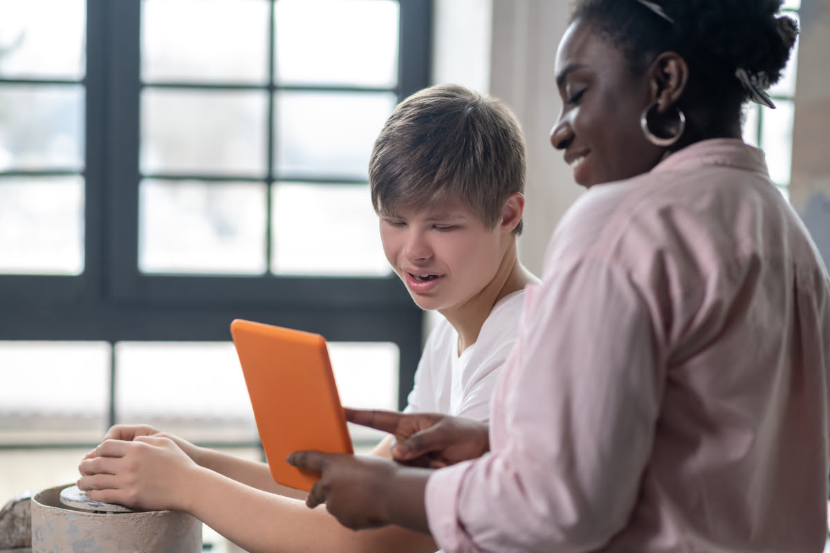 Inclusão Digital nas Periferias: Como o Acesso à Internet Está Transformando Realidades Locais